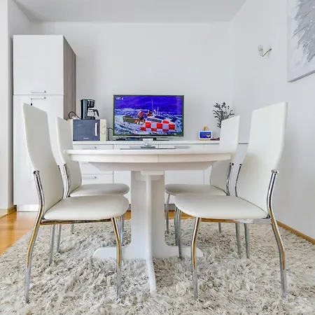 Modern In Peaceful Area - شقة زادار