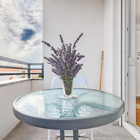 Apartment Modern In Peaceful Area - *