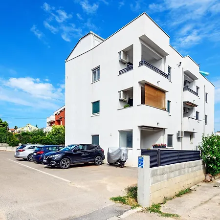 Modern In Peaceful Area - Apartment